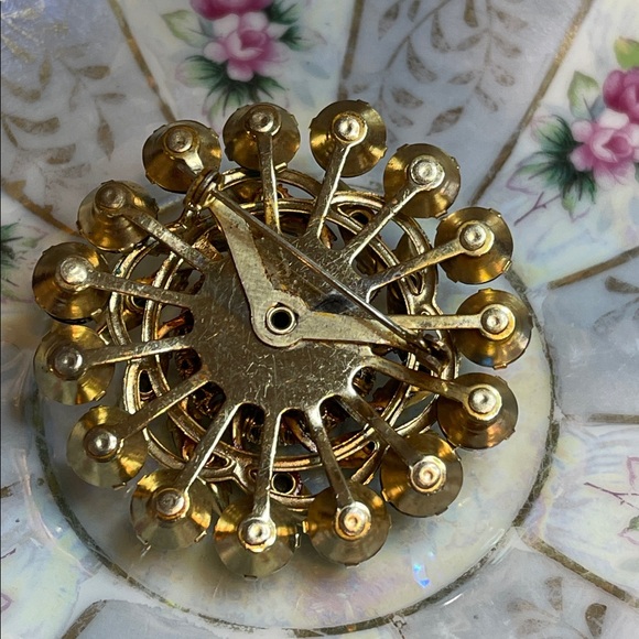 1950’s Green Aurora Borealis Gold Tone Brooch & Clip-on Earrings Set - Picture 8 of 9